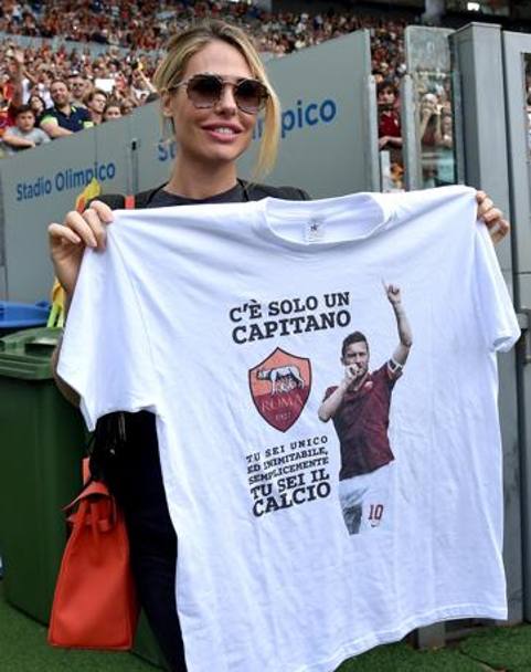 La moglie Ilary mostra la maglietta dedicata a Totti. Ansa